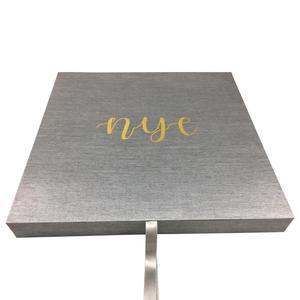 Boîte d'invitation de mariage en soie noire et blanche de luxe avec couvercle à charnière élégant Emballage et produit d'impression élégants de qualité supérieure - Product Image 5