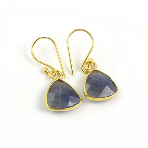 Boucles d'oreilles pendantes élégantes en pierre de saphir Trillion Plaqué or Accessoire de mariage et de fête - Product Image 1