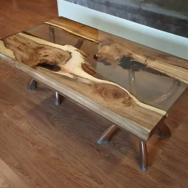 Mesa de jantar de madeira resina epóxi design indiano com pernas de metal