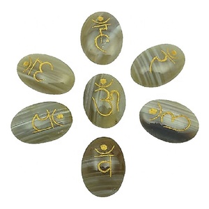 Ágata blanca natural de alta calidad ónix Om ovalado Reiki juegos de piedras Sulemani ágata Chakra sánscrito piedra preciosa mayorista - Product Image 4