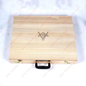 Étui pour tablier maçonnique en bois massif à l'aspect naturel avec gravure de carré et de compas sur le devant - Product Image 1