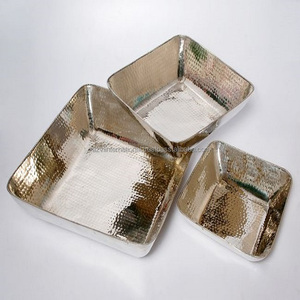 Bandeja de servicio de frutas chapada en níquel martillado, forma cuadrada - Product Image 1
