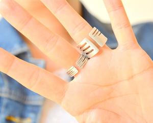 แหวนเงินทองเหลืองนีโอโกธิคสำหรับทั้งชายและหญิงแบบอ้วนวงกว้าง4เส้นแบบเรียบง่ายห่อแบบ Peace คลัสเตอร์แหวนหนึ่งขนาดวัสดุหลักขนาดใหญ่ - Product Image 5