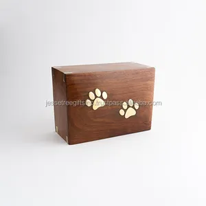 现代风格的木制骨灰盒，方形天然木材抛光处理和黄铜爪印，用于葬礼服务