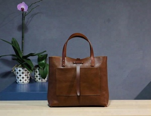 Grand sac fourre-tout en cuir marron fait à la main AM-0001 Accessoire élégant pour femmes Motif bonbon Deux poignées Cuir Markhor - Product Image 1