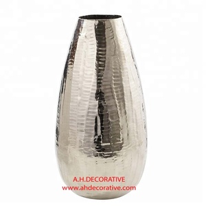 Vase à fleurs abstrait moderne en forme de bouteille en métal martelé à la main, plaqué Nickel brillant, meilleure vente - Product Image 3