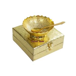 Tazón en relieve chapado en oro con cuchara en caja de regalo Regalo de devolución tradicional para bodas, festivales y ocasiones indias - Product Image 1