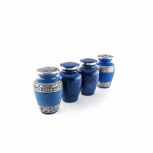 Urna pequeña de recuerdo roja de aluminio, urna de cremación de 3 pulgadas cúbicas para restos humanos para decoración del hogar y uso funerario, fabricada en la India - Product Image 3