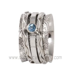 Bague unisexe martelée en argent sterling 925 avec surface brillante en topaze bleue pour cadeau d'anniversaire de fiançailles de fête de mariage - Product Image 2