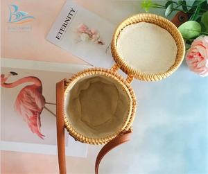 Bolso de hombro de mimbre cilíndrico de estilo bohemio con decoración de lazo y borla hecho a mano de Vietnam - Product Image 3