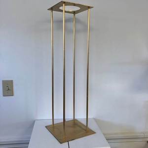 Présentoir à fleurs pour table de mariage en métal doré - Product Image 1