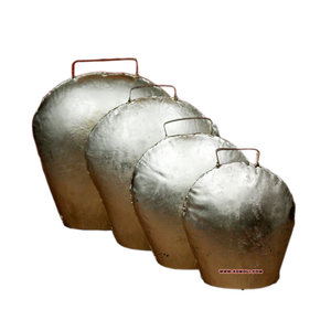 กระดิ่งโลหะสีทองสไตล์วินเทจพร้อมลายดอกไม้นูนห้อยจากเชือกปอกระเจาประดับลูกปัด - Product Image 4