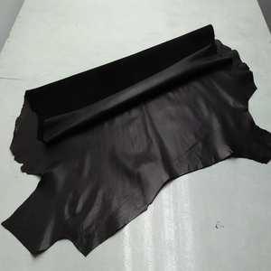 Vêtement en peau de mouton noir avec motif grain fini - Product Image 1