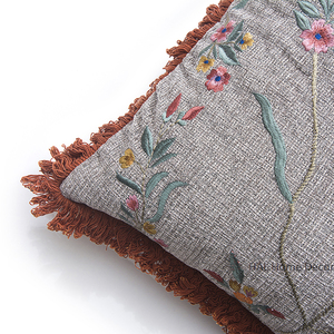 Housses de coussin patchwork brodées de fleurs multicolores 45x45cm, faites à la main, écologiques, pour l'hôpital et la maison. - Product Image 5