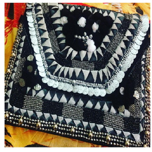 Pochette noire indienne faite à la main, style Banjara, ornée de pièces de monnaie, pompons et perles, avec fermeture éclair et doublure en toile à motif bonbon - Product Image 1