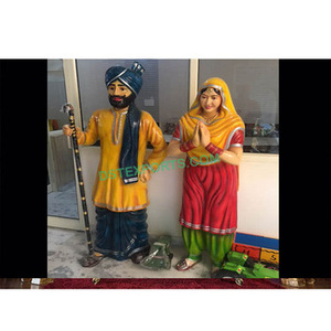 Cultura Punjabi Sardar & Sardarni Estatua de fibra de vidrio Decoración de entrada tradicional Color y tamaño personalizados Decoración de eventos de boda - Product Image 1