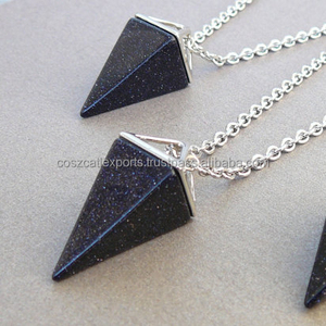 Pendentif pyramides tendance en acier inoxydable plaqué or 24 carats avec pierre noire et sertissage clos pour enfants - Product Image 1
