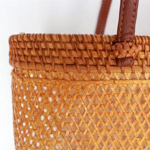 Bolso de mano de mimbre natural, artesanía de Vietnam, con cierre de cuero - Product Image 3