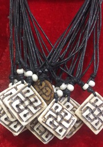 แฟชั่นสัญลักษณ์มงคล unisex สร้อยคอจี้กระดูกแกะสลักจี้เพชรโมอิสที่ทันสมัยและมีเสน่ห์ - Product Image 4