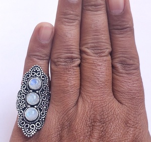 Anillo de plata con piedra lunar arcoíris de estilo bohemio, anillo de piedras preciosas con ajuste de bisel de tres piedras para aniversarios hechos de latón - Product Image 5