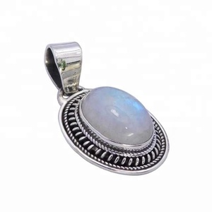 Colgante de Plata de Ley 925 de Alta Calidad con Baño de Rodio y Piedra Lunar Arcoíris, Corte Esmeralda Ovalado, Joyería Hecha a Mano, Estilo Vintage - Product Image 1