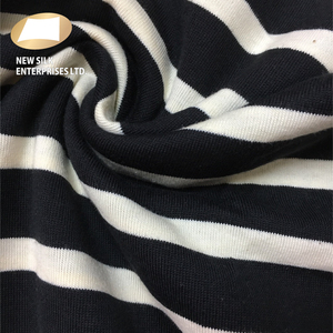 Venta caliente blanco y negro raya rayón tejido de punto para prendas de vestir - Product Image 1