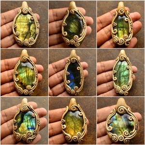 Collier avec pendentif en labradorite naturelle en gros, pierre précieuse en argile polymère feu doré pour les mariages, formes variées, pendentif bohème - Product Image 2