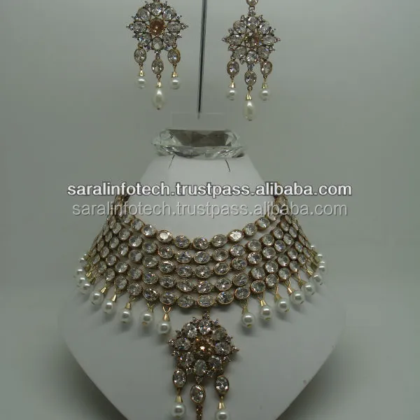 Ювелирные изделия для индийской невесты и жениха в стиле «кундан полки джадау»