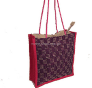 Bolsa de Compras de Yute Tejida a Mano de Diseño, con Patrón de Diamantes Grandes, Ribete Rojo, Asa de Cuerda y Cierre con Cordón - Product Image 5