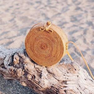 กระเป๋าสานสวยงาม คุณภาพสูง กระเป๋าหวายสานมือจากบาหลี ซับในผ้าฝ้าย ปิดด้วยเชือกผูก ประดับโบว์ เพชร พู่ห้อย สั่งทำได้ สำหรับฤดูร้อน - Product Image 3