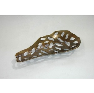 Plateau en métal de luxe en aluminium finition or avec un design texturé fin, parfait pour la décoration et le service des tables à manger - Product Image 2