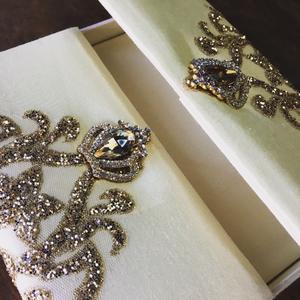 Broche de corona de lujo, tela de encaje embellecedora para invitaciones de boda en caja - Product Image 1