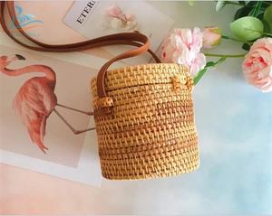 Bolso de hombro de mimbre cilíndrico de estilo bohemio con decoración de lazo y borla hecho a mano de Vietnam - Product Image 5