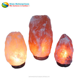 Sublimez votre espace avec la beauté naturelle d'une lampe en sel rose de l'Himalaya, sculptée à la main avec base en bois - Sian Enterprises - Product Image 4