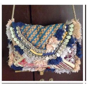 Bolso de Mano Tipo Sobre KAMARVY, Tela de Algodón, Estilo Tradicional Banjara y Gitano, Hecho en Delhi - Product Image 3