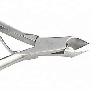 Pinza para cutículas con acabado opaco de acero inoxidable para salón de uñas con logotipo personalizado, curvada para dedos, calidad profesional, cantidad a granel - Product Image 4