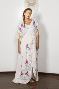 ปุ่มปักลายดอกไม้ Aari อันน่าทึ่งผ่านชุดแม็กซี่เดรสคุณแม่หรือชุดกิโมโนพร้อมสายรัดเอวและแขนระบาย - Product Image 2