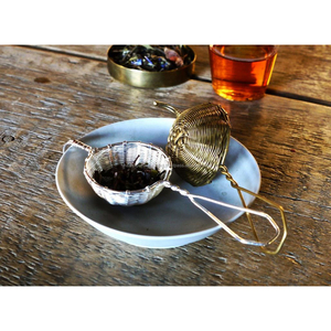 Passoire à thé en laiton doré tissé à la main avec de longues poignées en treillis métallique infuseur à thé à feuilles mobiles ustensiles de cuisine passoire à thé - Product Image 5