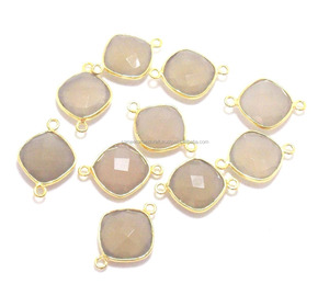 Pulsera hecha a mano con forma de cojín de Calcedonia gris de 12mm, bisel chapado en oro, Conector de piedra natal de múltiples piedras preciosas naturales, latón - Product Image 1