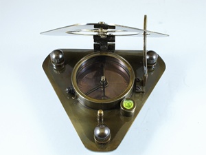 Calyron Boussole triangulaire en laiton vieilli Style vintage avec verre pour cadeau randonnée et camping Livré avec boîte en bois - Product Image 6