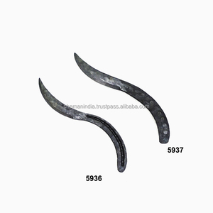 Cuchillo Negro de Hierro Forjado a Mano para Caza con Mango Largo - Product Image 1