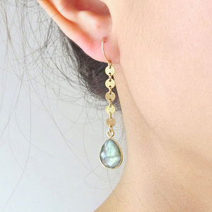 Boucles d'oreilles à breloques en laiton plaqué or stylisées à la mode, lunette en labradorite en forme de larme pour les fêtes et les cadeaux - Product Image 1