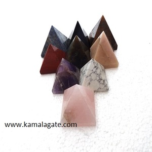 Pyramide de pierres semi-précieuses multicolores Mélange de cristaux de guérison Pierres précieuses à vendre Artisanat de pyramide artisanale - Product Image 1