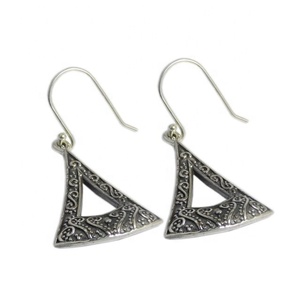 Boucles d'oreilles en argent sterling 925 faites à la main nouveau design en forme de triangle style religieux vintage pour mariages et cadeaux - Product Image 1