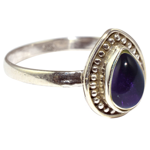 Magnifiques bijoux Shri Ashapura, anneaux classiques chrétiens en argent sterling 925 avec améthyste en forme de poire sertie dans un clos. - Product Image 1