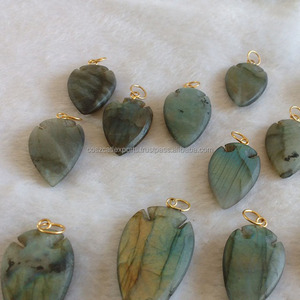 Pendentifs de pointe de flèche en pierre précieuse de Labradorite en or avec incrustation de réglage de lunette en rhodium et plaqué or - Product Image 3