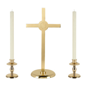 แท่นบูชาทองเหลืองรูปไม้กางเขน พร้อมเชิงเทียนสองอัน - Product Image 1