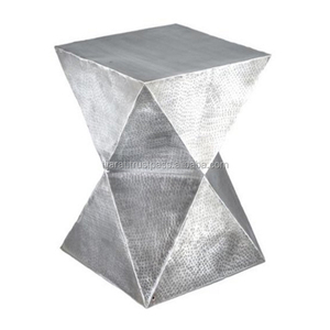 Petite TABLE d'appoint au design moderne, TABLE de chevet, en métal décoratif - Product Image 4