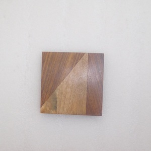 Ensemble de 4 sous-verres carrés en bois naturel bicolores de style classique - Product Image 3