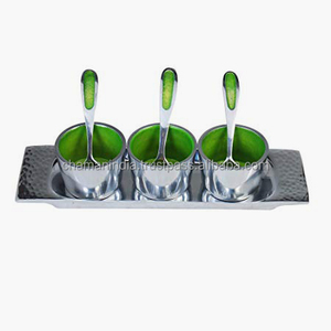 Bols de vaisselle en fonte d'aluminium sur plateau - Product Image 1